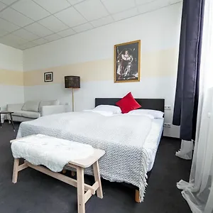 Aparthotel Full House - Shared Bath & Kitchen, Nuremberg